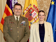 El jefe de Estado Mayor del Ejército de Tierra, Amador Enseñat y Berea, junto a la presidenta del Gobierno balear, Marga Prohens
