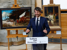Urtasun en el Museo del Prado junto a los siete cuadros incautados