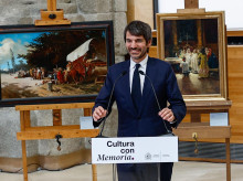 Urtasun en el Museo del Prado junto a los siete cuadros incautados