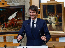 Urtasun en el Museo del Prado junto a los siete cuadros incautados