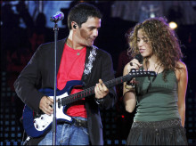 Los cantantes Alejandro Sanz y Shakira durante un concierto de 2006