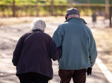 (Foto de ARCHIVO)
Dos personas caminan, a 26 de diciembre de 2024, en Madrid (España). La revalorización supondrá un aumento de 600 euros anuales para las pensiones contributivas, y de 500 euros anuales para las pensiones medias. La subida de las pensiones contributivas y de clases pasivas en un 2,8% para 2025, ya confirmada por el Gobierno el pasado noviembre, obedece a la fórmula de revalorización recogida en la Ley de reforma de las pensiones, en la que se tiene en cuenta, como referencia para determinar la subida de estas prestaciones, el IPC interanual promedio de doce meses (de diciembre del año anterior a noviembre del ejercicio en vigor). En 2024, las pensiones contributivas se revalorizaron un 3,8% porque la inflación media fue mayor, mientras que en 2023 lo hicieron en un 8,5%.
Eduardo Parra / Europa Press
26 DICIEMBRE 2024;PENSIÓN;IPC;PENSIONES;ANCIANOS;PERSONAS MAYORES;JUBILADOS;
26/12/2024