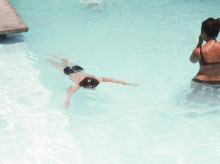 Un niño nadando en una piscina