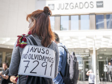 Una joven se manifiesta a las puertas del Juzgado de Plaza Castilla contra la gestión de Ayuso en las residencias durante el covid