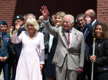 Carlos III y Camila saludan durante un evento en el parque Lansdowne de Ottawa