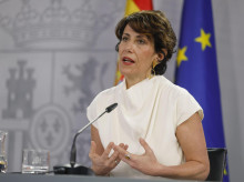 La ministra de Seguridad Social y Migraciones, Elma Saiz, interviene en la rueda de prensa posterior a la reunión del Consejo de Ministros este martes en Moncloa.