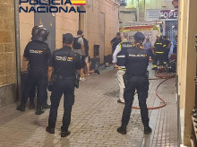 Agentes de Policía Nacional en plena actuación contra el okupa en Cádiz
