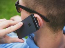 Persona hablando por teléfono