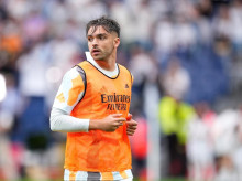 Raúl Asencio, en un calentamiento en el Bernabéu