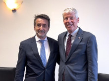 Josu Jon Imaz, Consejero Delegado de Repsol, junto a Chris Wright, Secretario de Energía de Estados Unidos, en una reunión celebrada en el marco de la Alaska Sustainable Energy Conference, que se celebra en la capital del estado, Anchorage
