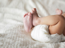 Los bebés recién nacidos en ocasiones orinan de color oscuro