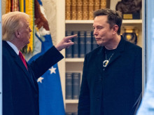 El presidente estadounidense Donald Trump y Elon Musk (der.) hablan en el Despacho Oval