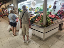 Clientes comprando en un puesto del Mercado Central de Alicante