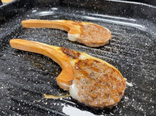 Elaborado de carne sintética en forma de chuletas de cordero