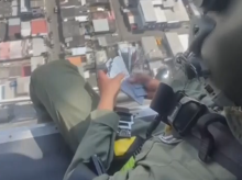 Un militar de Ecuador lanza billetes falsos