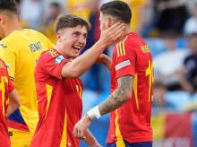 Mikel Jauregizar y Roberto Fernández celebran un gol con la selección española sub-21.