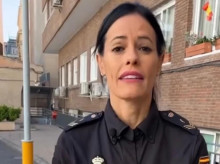 Imagen del agente policial explicando el método de alerta silencioso al 112.