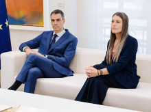 El presidente del Gobierno, Pedro Sánchez, y la portavoz del Grupo Parlamentario Junts, Miriam Nogueras