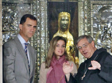 Don Felipe y Doña Letizia, con la Virgen de Montserrat, y el entonces abad del monasterio, Josep Maria Soler, en julio de 2011