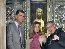 Don Felipe y Doña Letizia, con la Virgen de Montserrat, y el entonces abad del monasterio, Josep Maria Soler, en julio de 2011