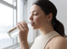 Mujer bebiendo agua