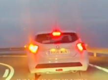 Curva a la izquiedra, intermitente a la izquierda dado...