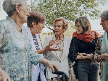 Personas mayores paseando y charlando con alguien más joven