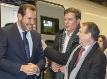 Abel Caballero le da una palmada a Óscar Puente tras llegar a Vigo en tren