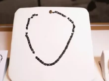 Descubren un enigmático collar de vidrio negro del Titanic tras casi un siglo bajo el mar