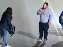 La joven recoge la mochila mientras discute con el conductor del coche