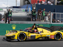 Robert Kubica, cruzando la línea de meta para ganar el 24 Horas de Le Mans