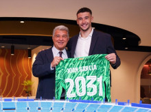 El portero Joan Garcia tras firmar su contrato con el Barcelona hasta 2031