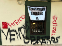 Imagen de pintadas contra Pedro Sánchez y el PSOE por la corrupción, en la sede del partido en Aldaia, Valencia