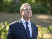 El presidente de la Junta de Castilla-La Mancha, Emiliano García-Page, espera para ofrecer declaraciones a los medios posterior a la XXVIII Conferencia de Presidentes, en Palau de Pedralbes de Barcelona, a 6 de junio de 2025, en Barcelona, Catalunya (España). Durante la conferencia se abordarán los 16 puntos de la agenda, ampliada tras la inclusión de las demandas de las Comunidades Autónomas, que contemplan entre otros asuntos la reforma de la financiación autonómica, el control de fronteras, la política migratoria, el acceso a la vivienda, la situación energética y la reforma del Poder Judicial. Por primera vez, los presidentes autonómicos pueden intervenir en las lenguas cooficiales de sus territorios con traducción simultánea.

Lorena Sopêna / Europa Press
06/6/2025