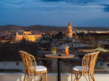 La catedral vista desde El Mirador de Córdoba al anochecer.