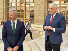 Jorge Azcón, a la izquierda, hoy