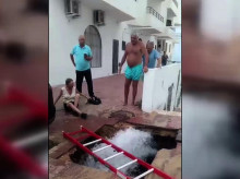 Una mujer cae a una zanja tras hundirse la acera en Matalascañas