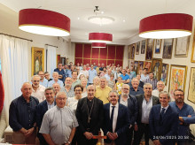 El obispo de Córdoba, Jesús Fernández, en la Agrupación de Cofradías