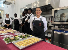 Una joven procedente de Venezuela aprende hostelería en el Centro Diocesano de Formación de Cáritas Sevilla