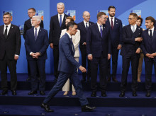 Pedro Sánchez se dirige hacia su lugar en la foto de familia
