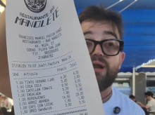 Imagen de 'Cocituber' mostrando la cuenta en el Manolete Restaurante de la playa de San Juan de Alicante.