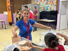 La concejal socialista Asunción París, votando en las elecciones generales