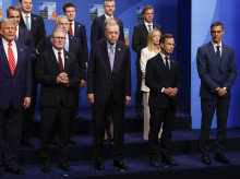 Pedro Sánchez, apartado en la foto de familia de la cumbre de la OTAN