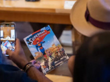 Superman sobrevuela por primera vez la Alhambra gracias al talento de Jorge Jiménez, dibujante DC Comics que lo ha dejado sin poderes para que recorra Granada como un turista más