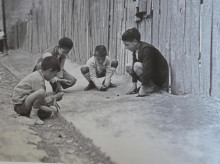 Niños jugando a las canicas