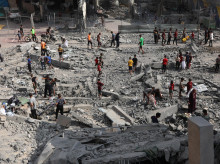 Palestinos revisan los escombros en los terrenos de la escuela Yaffa, en el barrio de Tuffah, en la ciudad de Gaza