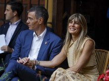 SEVILLA, 30/06/2025.- El presidente del Gobierno español, Pedro Sánchez y su mujer, Begoña Gómez durante la cena oficial a los participantes en la IV Conferencia Internacional para el Desarrollo de Sevilla, este lunes en Palacio de las Dueñas. EFE/ JuanJo Martín POOL