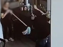 La empleada de una cafetería de Roquetas de Mar (Almería) se defiende de un atracador ya detenido con una fregona.

REMITIDA / HANDOUT por GUARDIA CIVIL
Fotografía remitida a medios de comunicación exclusivamente para ilustrar la noticia a la que hace referencia la imagen, y citando la procedencia de la imagen en la firma
03/7/2025