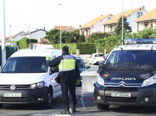 Agentes de la Policía Nacional realizan controles de movilidad en la rotonda de Corbán, que regula la entrada y salida de Santander, Cantabria