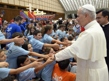 VATICAN CITY (Vatican City State (Holy See)), 03/07/2025.- A handout picture provided by the Vatican Media shows Pope Leo XIV (2-R) greeting children during an audience with children and young people participating in the 'Estate Ragazzi in Vaticano' summer camp in the Paul VI Hall, Vatican City, 03 July 2025. Several hundred children, including Ukrainian, and young people gathered in the Paul VI Hall for the Vatican summer camp. (Papa) EFE/EPA/VATICAN MEDIA HANDOUT HANDOUT EDITORIAL USE ONLY/NO SALES